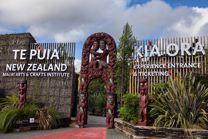 2-Day Hobbiton, Rotorua, Waitomo Caves Tour from Auckland with Accommodation - A free look at Lake Rotorua