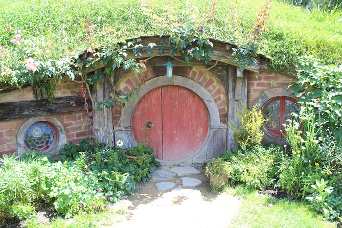 2-Day Hobbiton, Rotorua, Waitomo Caves Tour from Auckland with Accommodation - Waitomo Glowworm Caves on Day 2