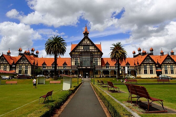 2 Day Tour Auckland to Hobbiton, Waitomo, Rotorua and Taupo - Taupō: crater lake views and a useful lunch break