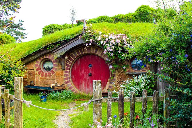 2 Day Waitomo Caves, Hobbiton Movie Set and Rotorua Tour from Auckland - The coach system works, but you must pay attention