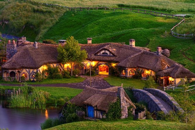 2 Day Waitomo Caves, Hobbiton Movie Set and Rotorua Tour from Auckland - The Māori evening is the emotional center of the overnight