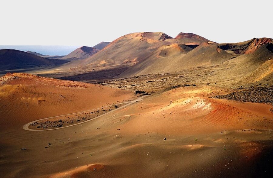 Arrecife: Timanfaya and Green Lagoon for Cruise Passengers - El Golfo and the Green Lagoon add coast and color