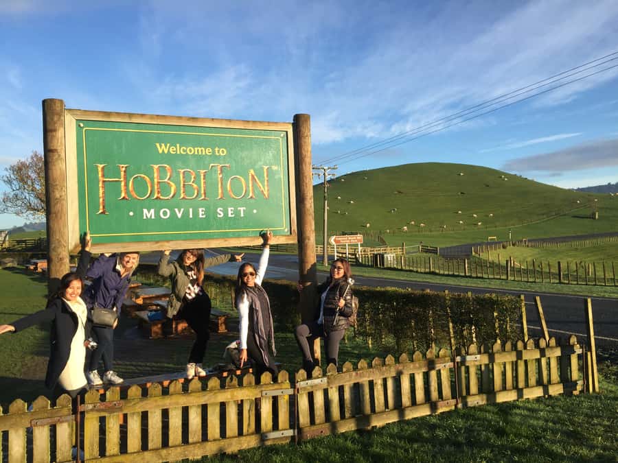Auckland: Hobbiton and Rotorua Day Tour including Te Puia - Who should book this day tour?