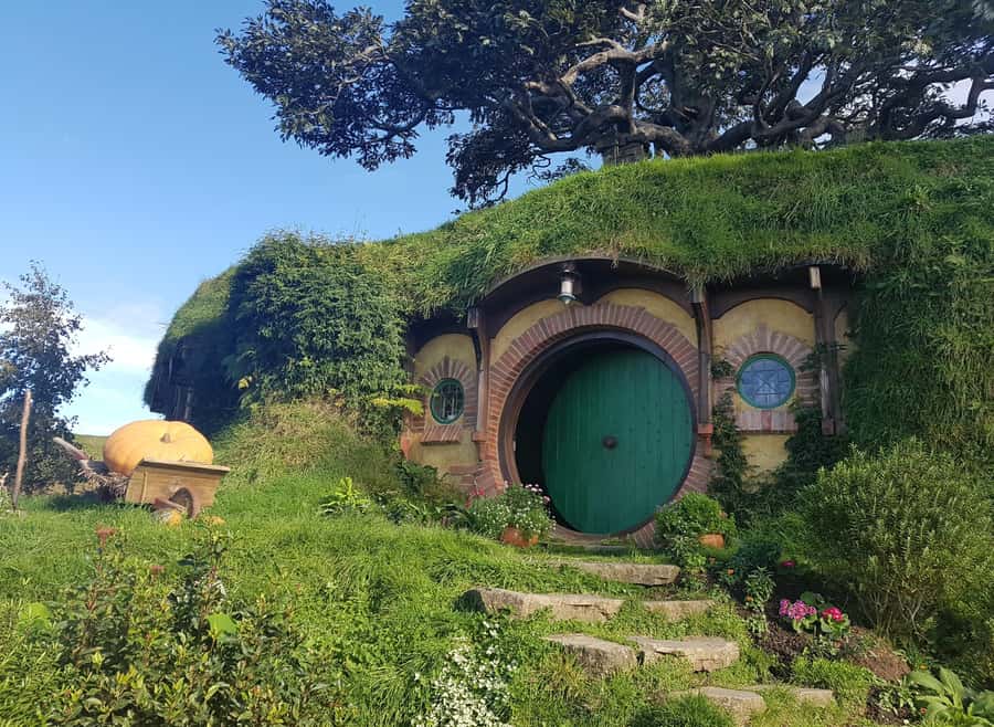 Auckland: Hobbiton, Rotorua, Waiotapu and Waitomo 3-Day Tour - Hobbiton starts the adventure