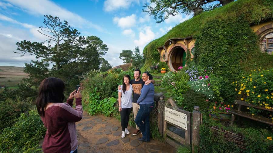 Auckland: Hobbiton, Waitomo Caves, and Rotorua 1-Way Tour - From Auckland through the Waikato