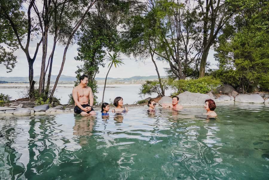 Auckland: Rotorua Highlights inc Wai-O-Tapu & Polynesian Spa - Rotorua’s city sights by guided drive