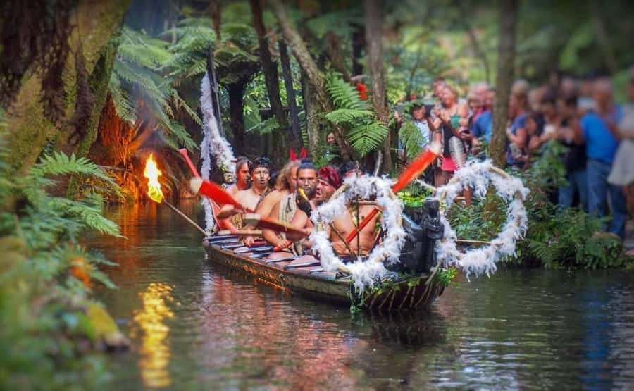 Auckland: Rotorua Tour with Mitai Māori Village & Wai-O-Tapu - Wai-O-Tapu and the strange beauty of volcanic earth