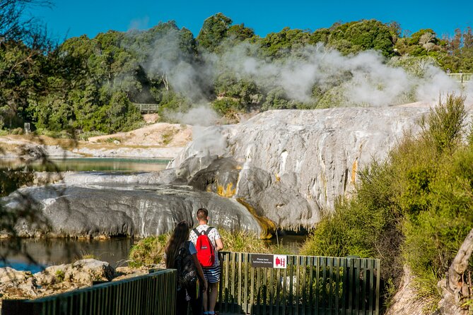Auckland: Rotorua Tour with Waiotapu, Te Puia and Maori Haka - How the two attractions compare