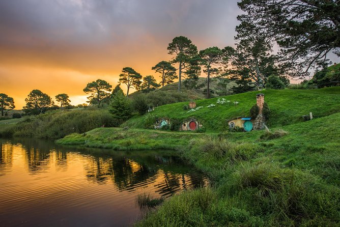 Auckland to Hobbiton Movie Set and Rotorua's Geothermal Valley - The 6:00 am departure from Auckland