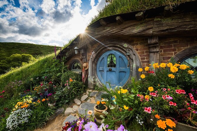 Auckland to Hobbiton Movie Set and Rotorua's Geothermal Valley - What the guide adds to a long day