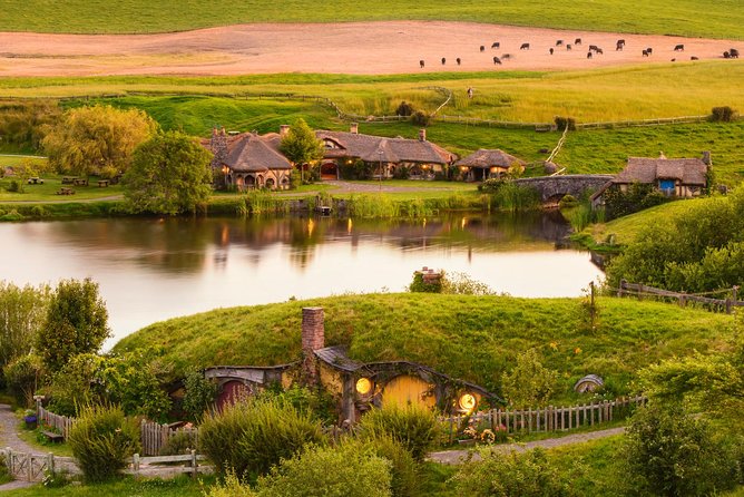 Auckland to Hobbiton Movie Set and Rotorua's Geothermal Valley - My call: book it for breadth, not for a slow day