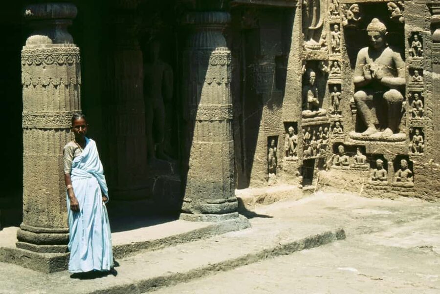 Aurangabad: 3-day Lonar Crater, Ajanta, & Ellora Caves Tour - The private car and guide setup