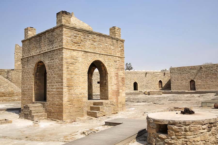 Baku: Gobustan, Volcanoes, Fire Temple and Yanardag Day Trip - Yanardag, the burning hillside