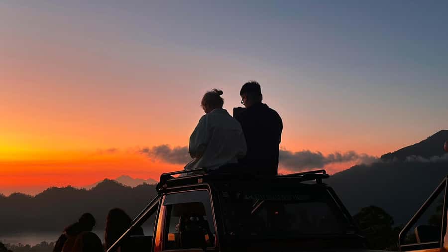 Bali: Mount Batur Sunrise Jeep Tour with Jungle Swing - Waiting for sunrise at Mount Batur