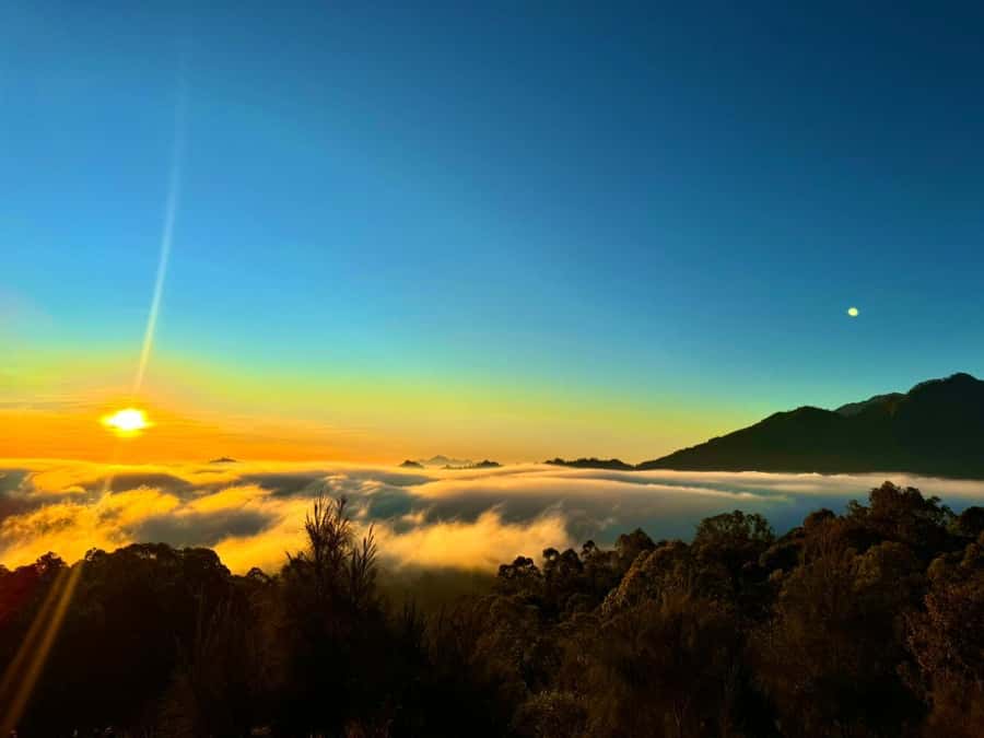 Bali: Private Sunrise Jeep Tour and Black Lava All Include - Sunrise above Lake Batur
