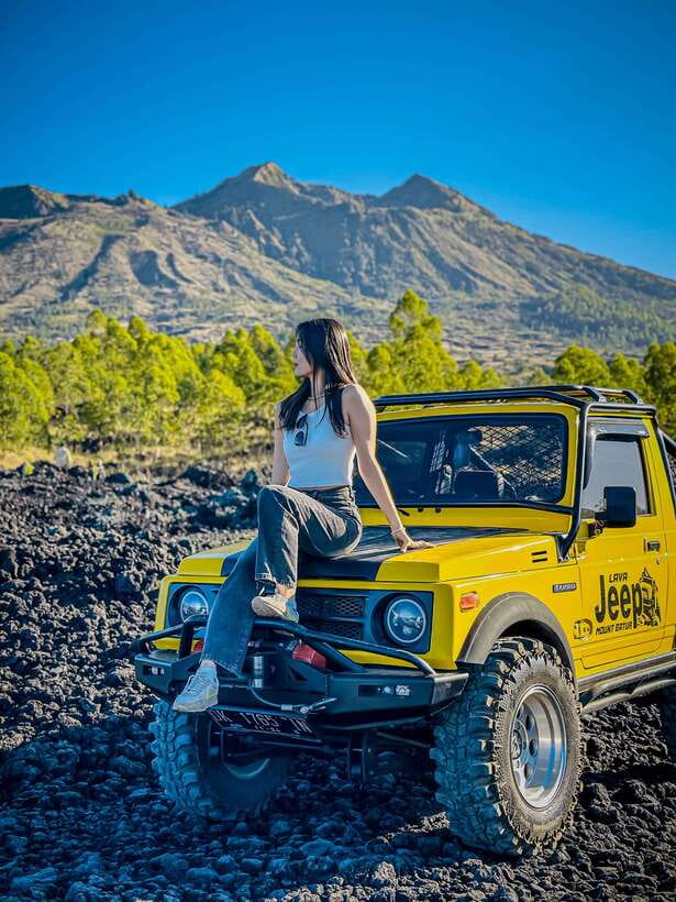 Bali: Sunset Mount Batur Jeep and Hot Spring All Inclusive - What the guide service adds