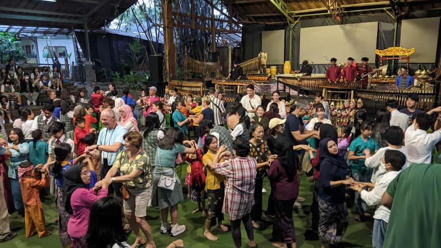 Bandung: Tangkuban Parahu Volcano, Waterfall & Culture Tour - What your guide adds to the experience