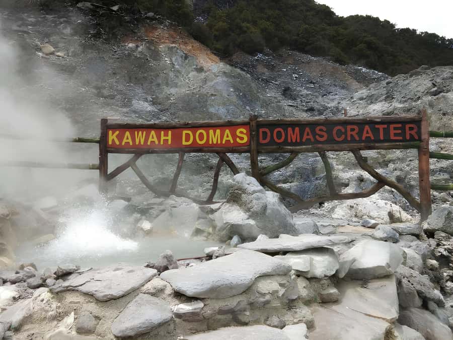 Bandung Tangkuban Perahu Volcano Tours - Option B favors views, caves, and the past