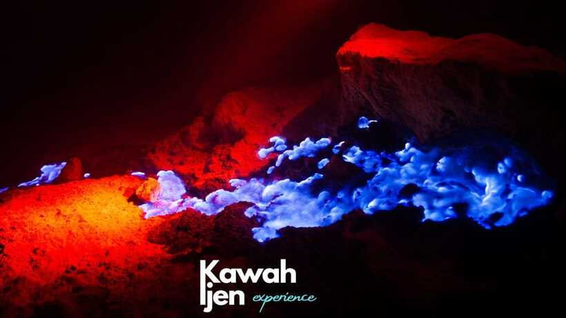 Banyuwangi/Bali: Ijen crater Bluefire & Sunrise Experience - Watching Sulfur Miners at Work