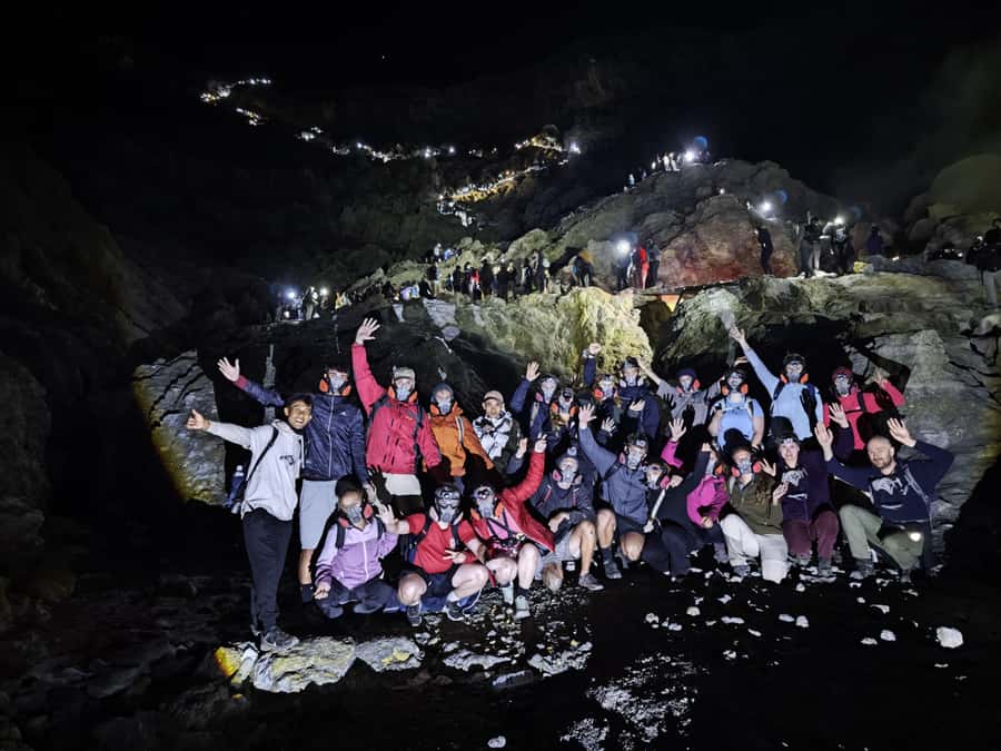 Banyuwangi/Bali: Ijen Volcano Midnight Blue Fire Guided Tour - Sunrise tea above the crater lake