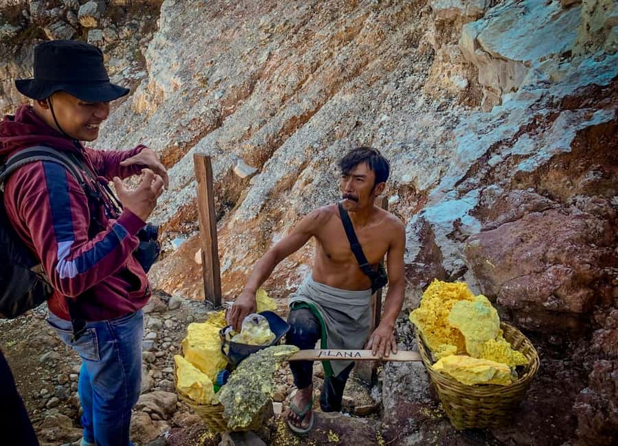 Banyuwangi/Bali: Ijen Volcano Midnight Blue Fire Guided Tour - What the $15 price really covers