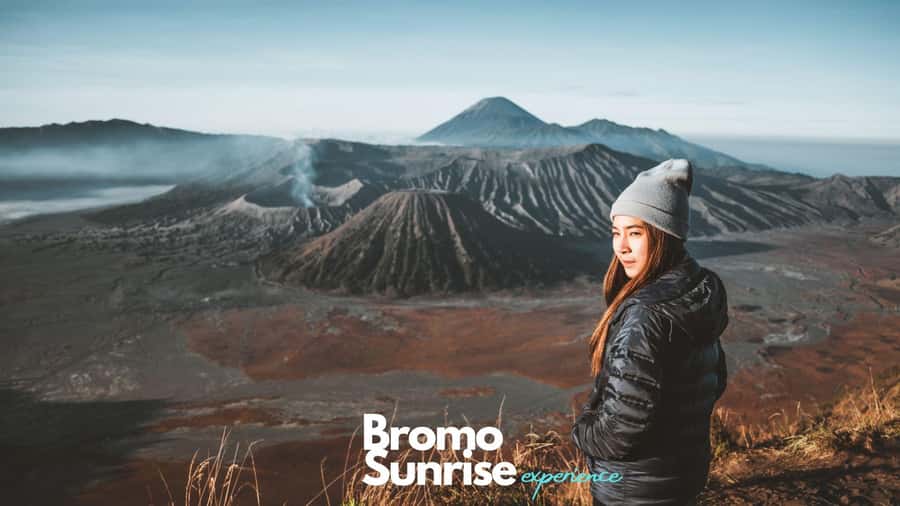 Banyuwangi: Ijen Crater and Bromo Mountain 2 Day Tour - Sunrise over turquoise water and sulfur miners