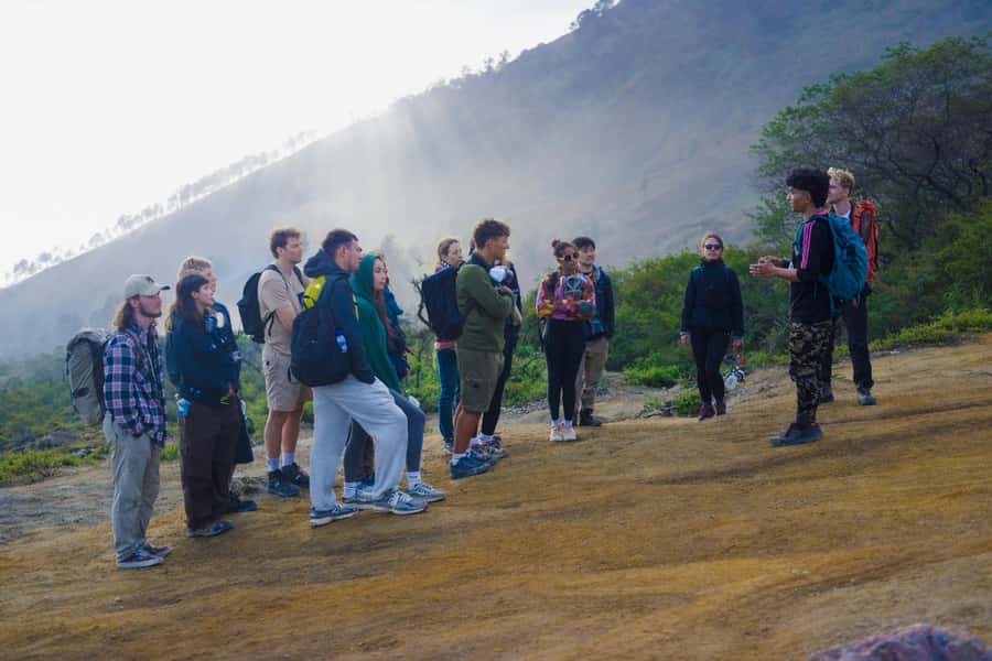 Banyuwangi: Ijen Crater Bluefire and Sunrise Guided Trek - What the $25 price really covers