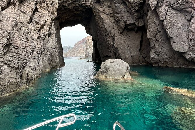 Boat Tour from Lipari between Volcanoes and Uncontaminated Landscapes 4/6 pax - What the private format is worth