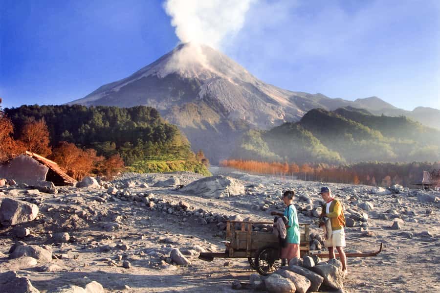 Borobudur Sunrise, Merapi Volcano & Prambanan Full Day Tour - Borobudur before the crowds
