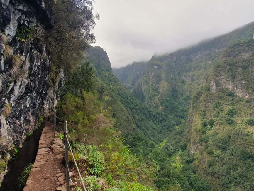 Caldeirão Verde: Levada Caldeirao Verde Hiking Transfer - The 13 km levada walk stays mostly gentle