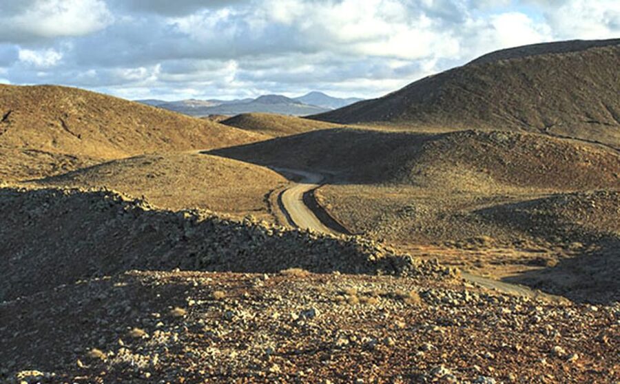 Caleta de Fuste/Corralejo: Guided E-Bike Tour & Crater Hike - Coastal riding through Majanicho and Playa El Mejillón