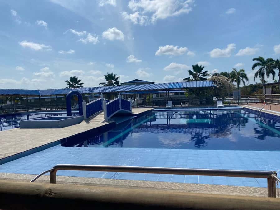Cartatgena: Volcan Del Totumo + Almuerzo En Hotel VIP - Lunch, beach, and pool: who gets the most value