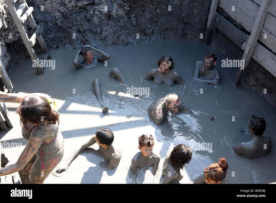 Cartatgena: Volcan Del Totumo + Almuerzo En Hotel VIP - Getting into the mud at Totumo Volcano
