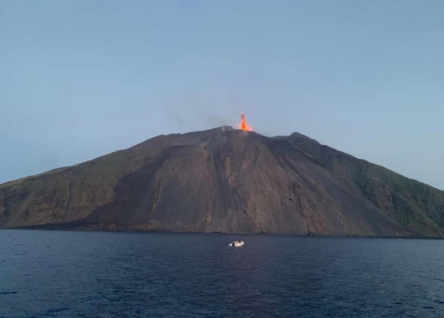 Da Lipari: Tour in Barca Panarea & Stromboli PICCOLO GRUPPO - Cala Junco gives you the first swim