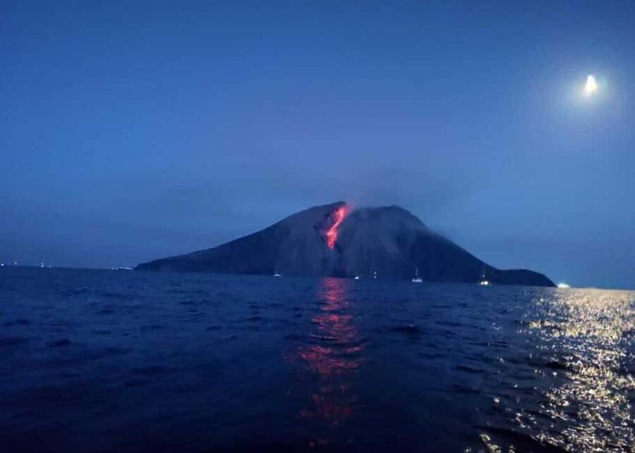 Da Lipari: Tour in Barca Panarea & Stromboli PICCOLO GRUPPO - Stromboli appears after the long crossing