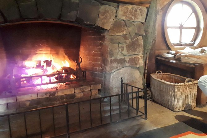 Day Tour Hobbiton + Rotorua from Auckland in Luxury Minibus - Te Puia brings food, Māori culture, and geothermal sights