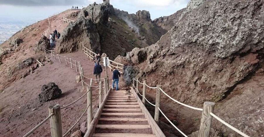 Day Trip to Pompeii & Vesuvius from Naples - The transfer to Vesuvius and the missing lunch break