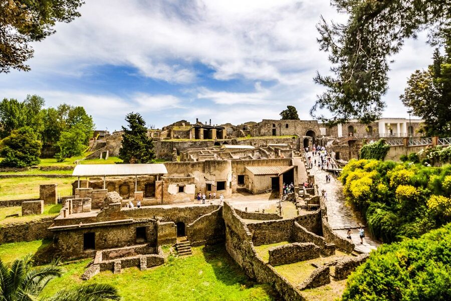 Discover Mt. Vesuvius: Private 3-Hour Tour from Pompeii - A closer look at the 40-minute mountain ride