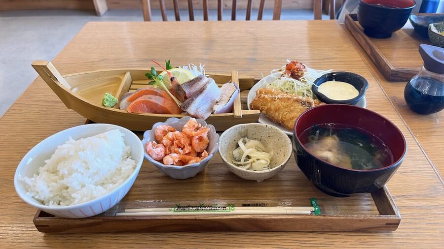 Experience about the blessings of the earth in Sakurajima. - Fresh amberjack and a local fish lunch