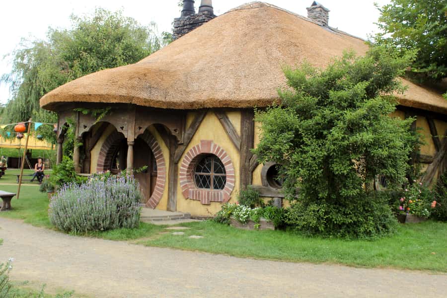 From Auckland: Hobbiton & Rotorua Tour with Lunch at Te Puia - Te Puia’s geysers, mud pools, and Māori culture