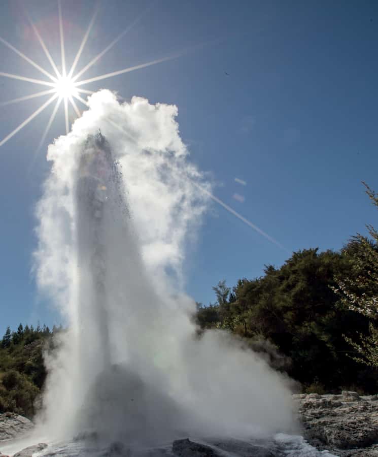 From Auckland: Wai-O-Tapu & Polynesian Spa Rotorua Day Tour - The long road south from Auckland