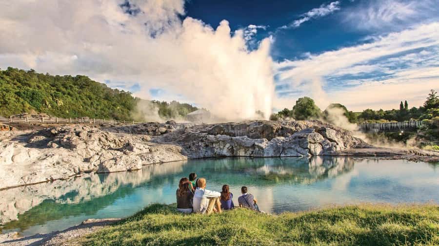 From Auckland: Waitomo Glow Worm Caves & Rotorua Tour - Māori carving and weaving at Te Puia