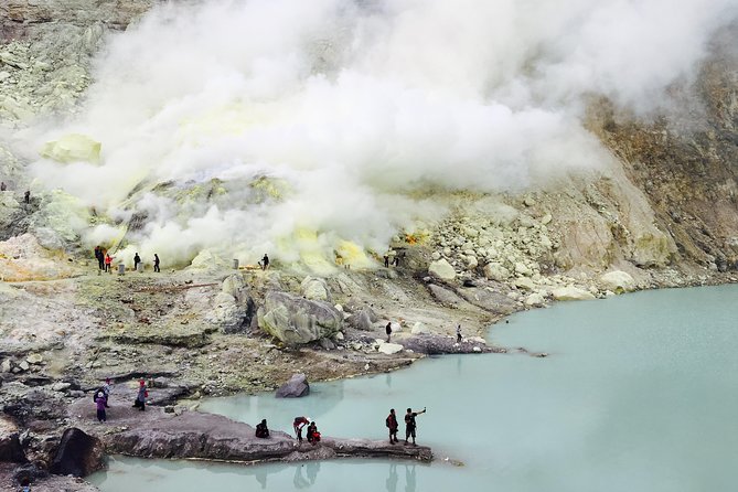 From Bali: 24-Hour Kawah Ijen Blue Flames, Dinner & Room - A quiet Java homestay before the hike
