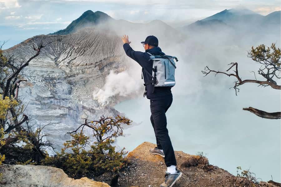 From Bali: Ijen Volcano Sunrise Hike with Transfer & All Fee - Going down toward the sulfur and blue fire