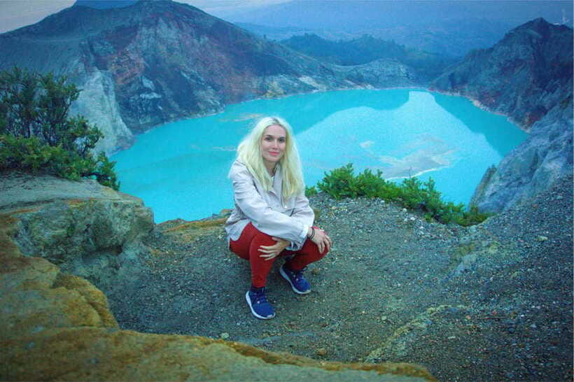 From Bali: Ijen Volcano Sunrise Hike with Transfer & All Fee - Sunrise above Java’s acid lake