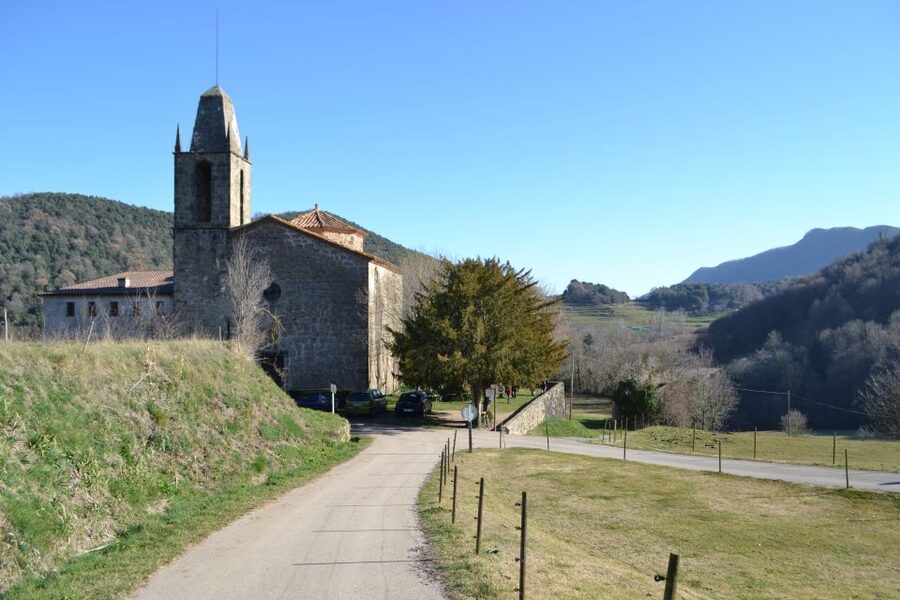 From Barcelona: Medieval Villages and Volcanic Hiking Tour - Castellfollit de la Roca and the volcanic cliff
