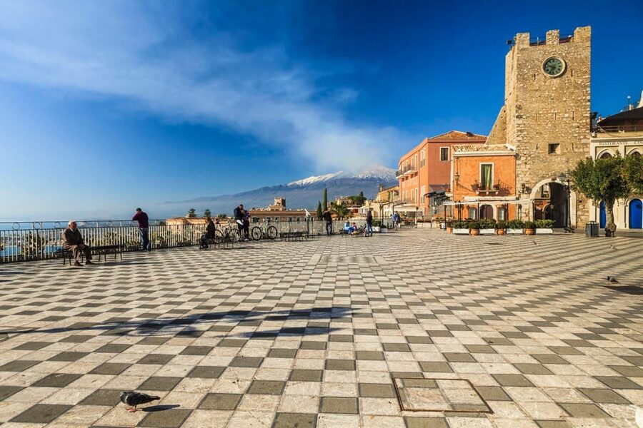 |FROM CATANIA| Etna and Taormina Tour [PRIVATE TOUR] - Seeing a house claimed by lava