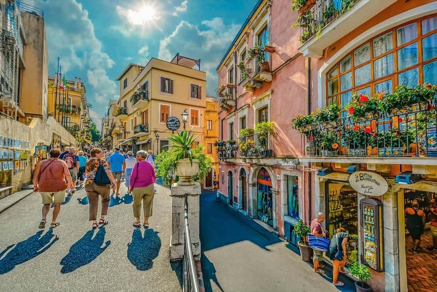 From Cefalù: Day Trip to Mount Etna and Taormina - The lunch break and what is not included