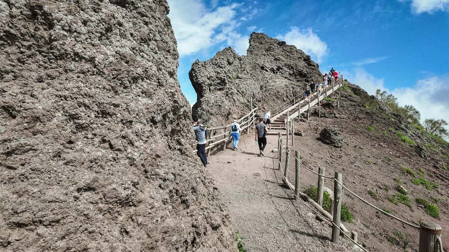 From Naples or Pompeii: Vesuvius Transfer and Entry Ticket - How useful is the smart audio guide?