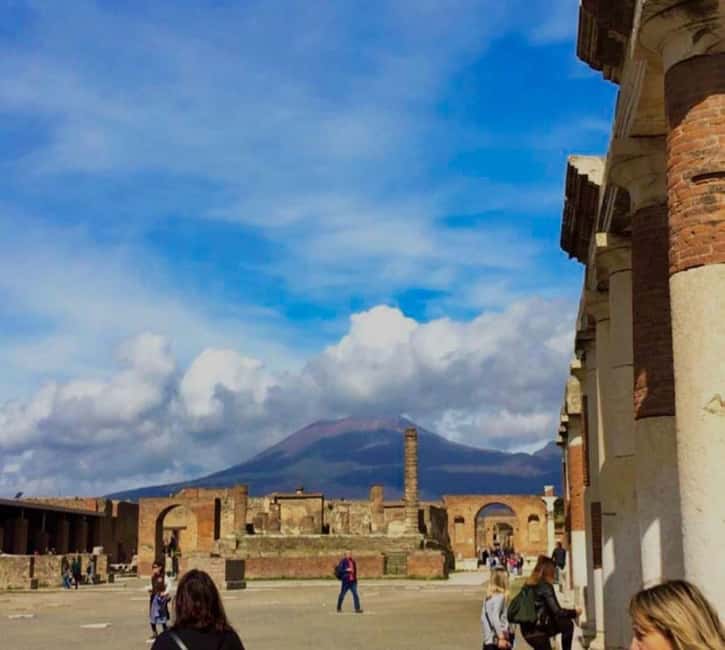 From Naples: Pompeii and Vesuvius by Bus - Key points at a glance